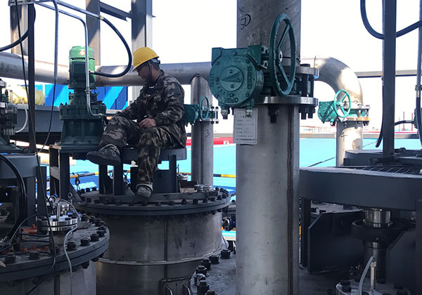 寧夏三效蒸發器處理飼料廢水項目工作人員工作實景 寧夏三效蒸發器處理飼料廢水項目工作人員工作實景